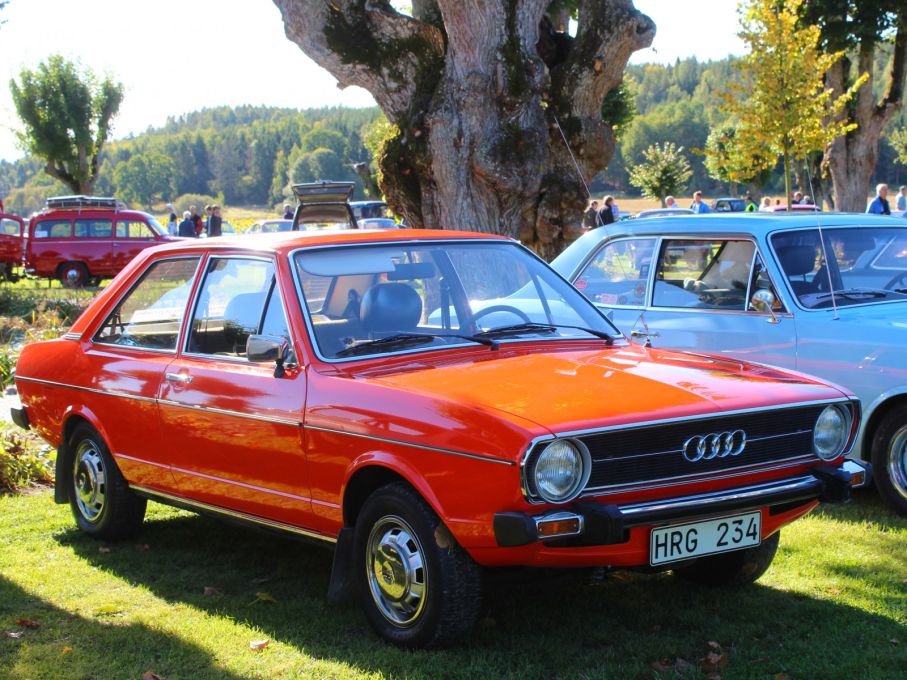 Uppseendeväckade orange Audi 80 från 1975 i bländande skick