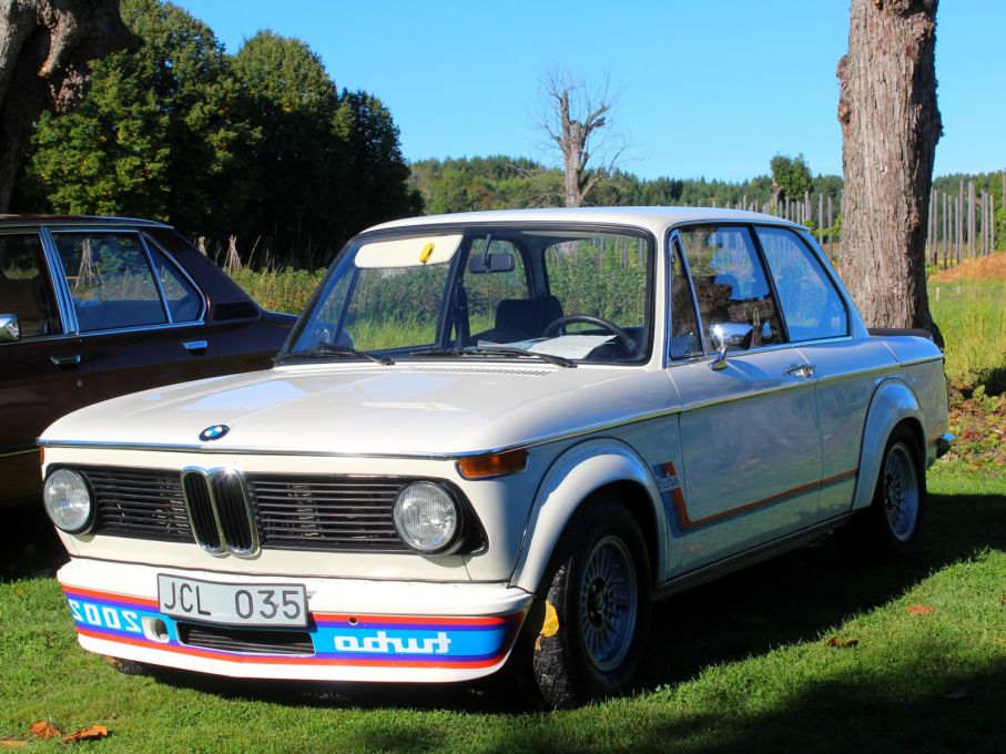 Precis lagom till bensinkrisen 1973 presenterade BMW dräparbilen 2002 Turbo. Försäljningen gick trögt, den var tuff, men dyr och törstig. 1672 Turbos gjordes och är idag högvilt i bilkretsar.