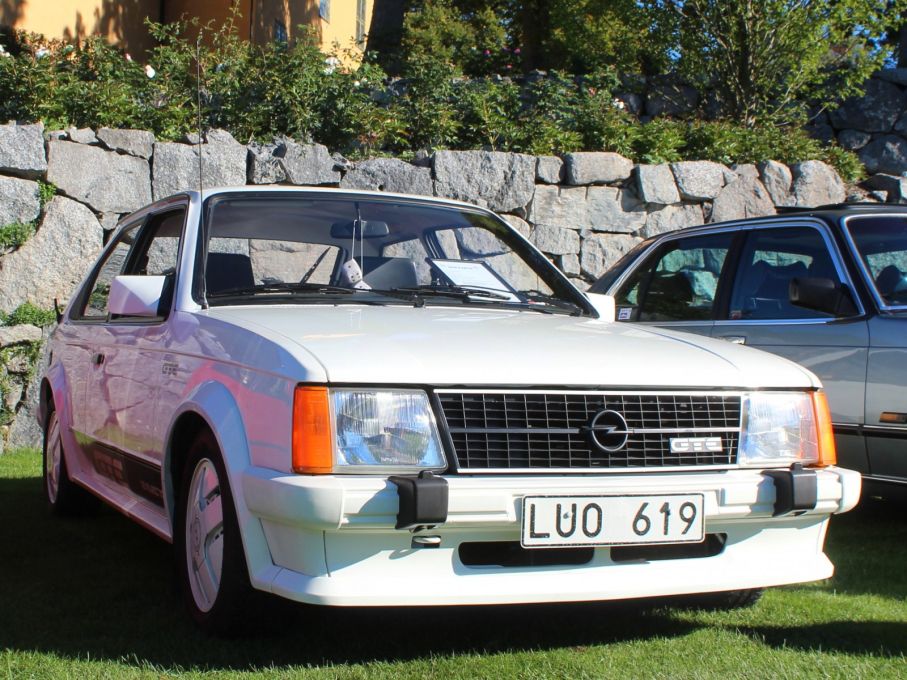 Opel Kadett GTE i vitt, åttiotalsideal.