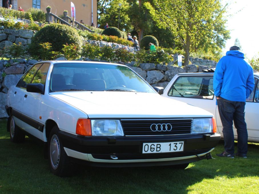 Snygg och välbevarad Audi 100, en form som var rent futuristisk när den kom 1982 och känns rätt än idag.