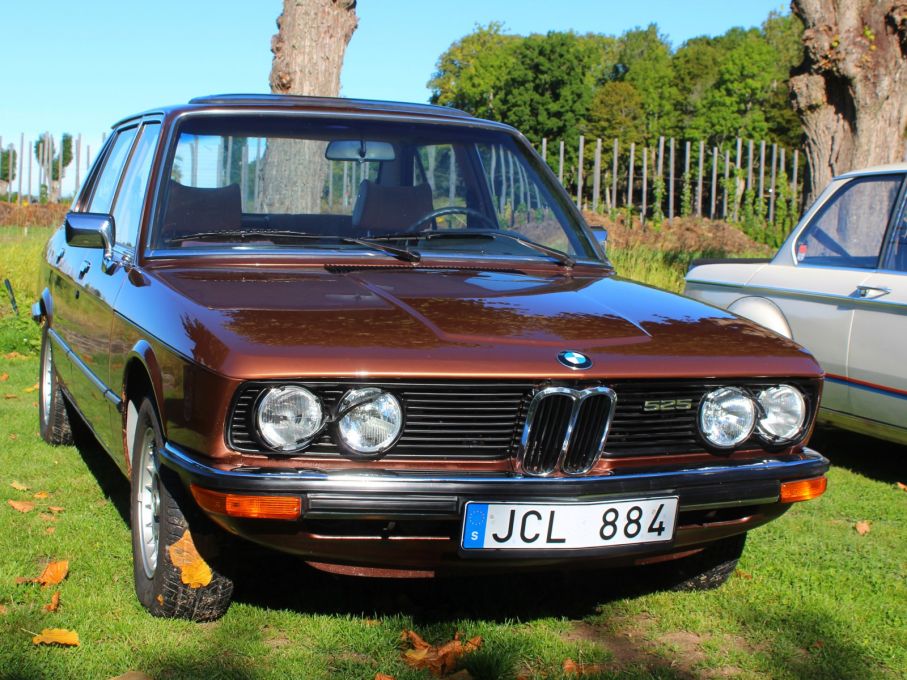 BMW 525 från 1977, också en modell värd att ta vara på.