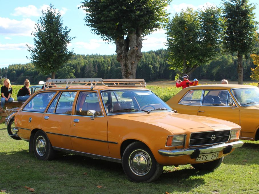 Rekord Caravan i prydligt skick och praktiskt takräcke.