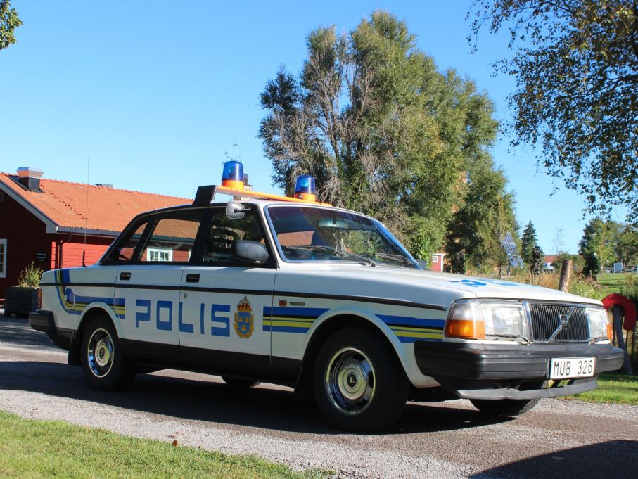 Polisens åttiotalsptrull anländer