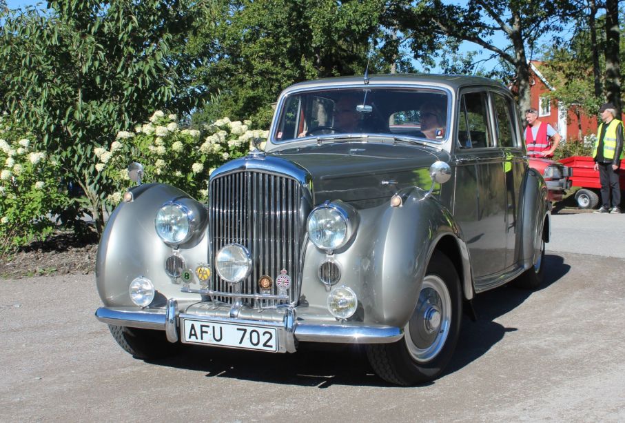 Trycket var stort och under dagen fick alternativa insläpp ordnas, här kommer en pampig Bentley mk VI från 1952