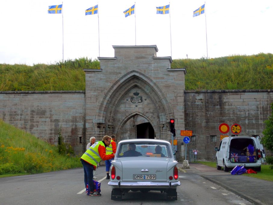 Inpassering till Karlsborg genom den mäktiga fästningsporten.
