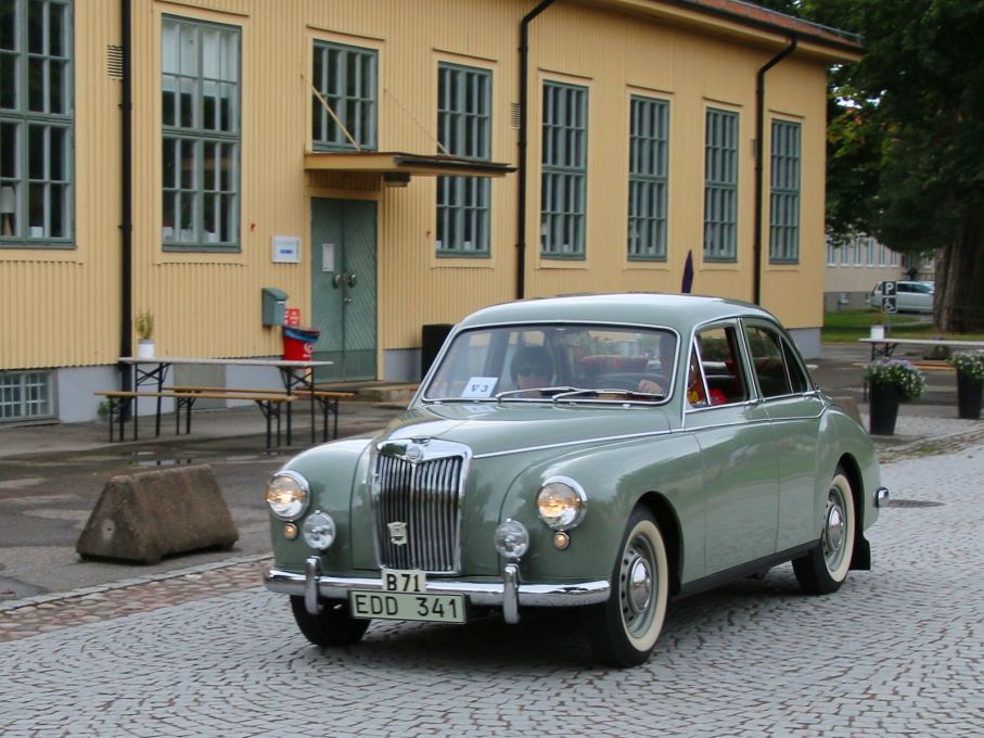 Grått är sobert på rätt bil, som på denna sportiga MG Magnette