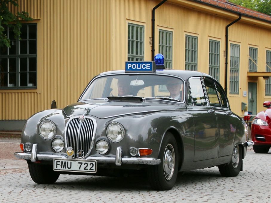 Tidsenlig polispatrull tidigt på plats med flott ekipage.