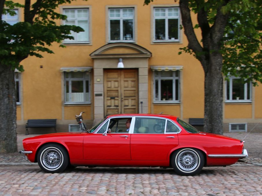 Jaguar XJ6 i ovanlig och mycket röd uppseendeväckande kulör