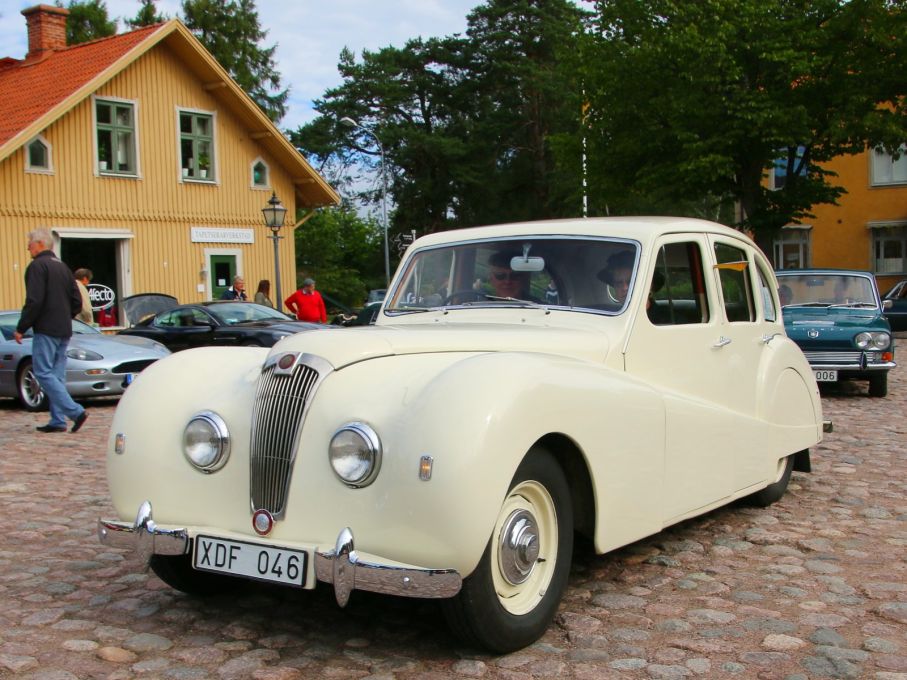 Och en Lea Francis 14HP saloon