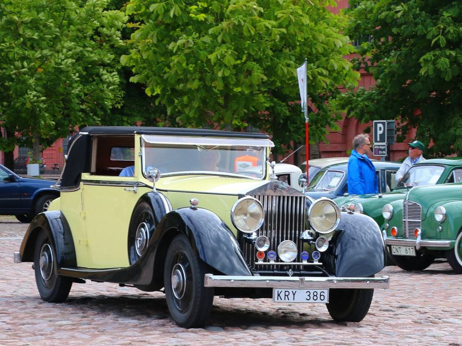 Rolls-Royce 20/25 från 1934. 20/25 var "lill-Rollsen" vid sidan av bjässen Phantom II vid denna tid. Inte desto mindre prominemt ändock. Karossen på denna bil är byggd av Windowers.