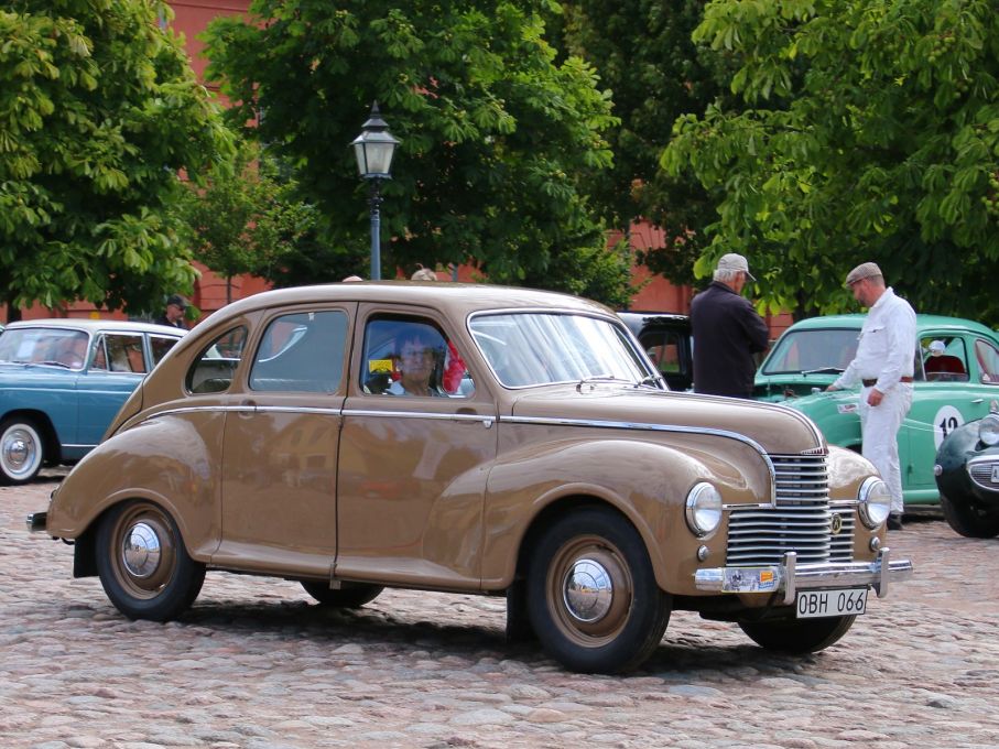 Jowett Javelin är också det en mycket ovanlig bil idag. Okonventionell är den också med sin boxermotor, torsionsfjädring och flera udda detaljer.