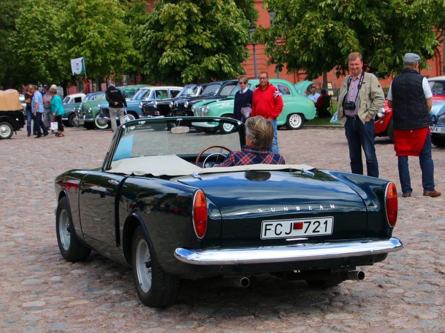 Och Alpines elaka tvilling, Sunbeam Tiger med Ford Mustangs V8 på 4,2 liter skohornad ner i motorrummet.