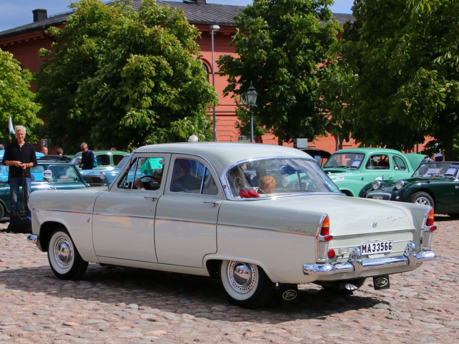 Fin Ford Zephyr, annars var det ganska glest med Fordar den här dagen