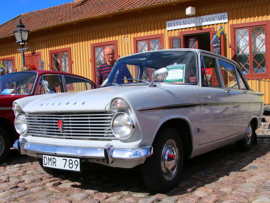 Och bredvid står just en Hillman Super Minx från 1966