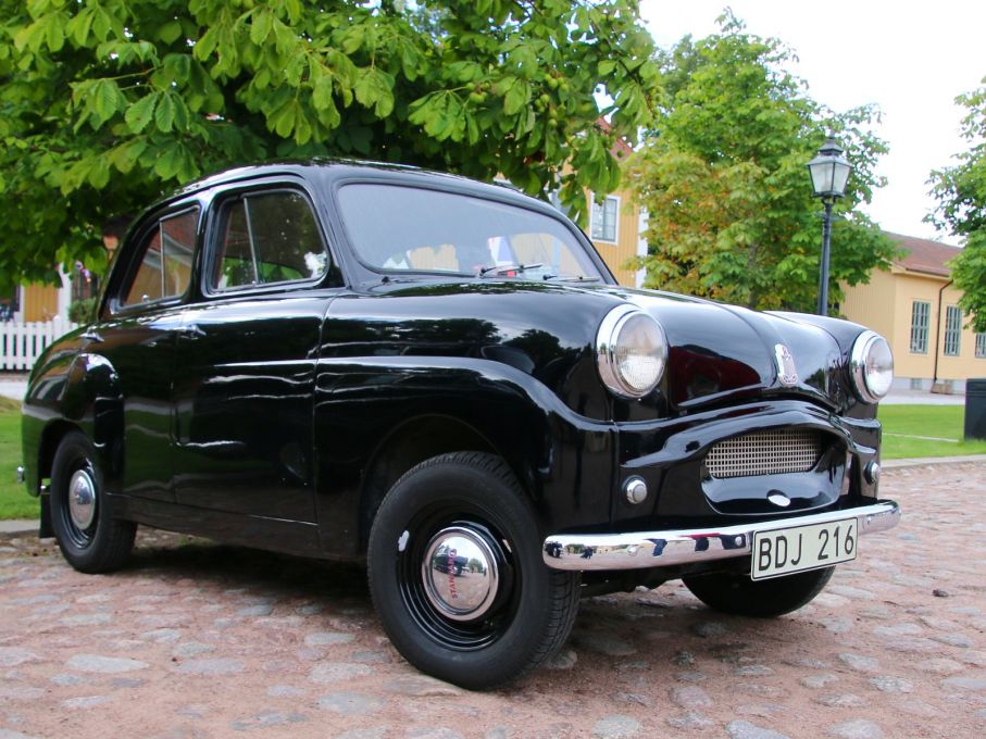 En lika svart men mycket mindre Standard Eight från 1954