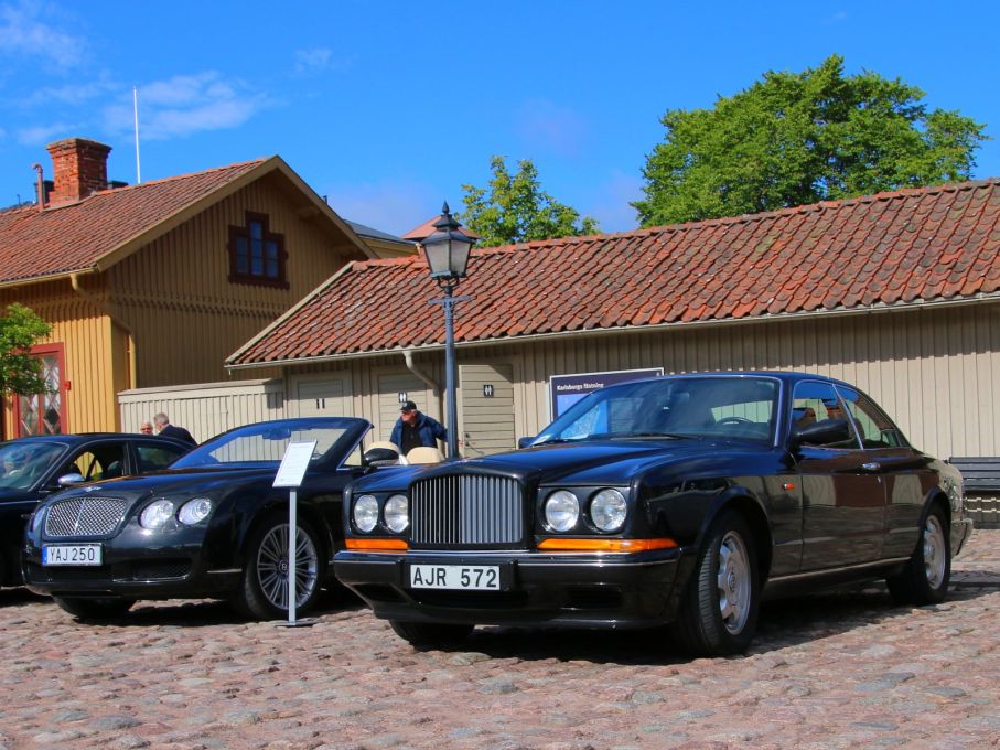 Svart tema även i Bentleyhörnan, Continental R från 1994 och en moderna Continental GTC.