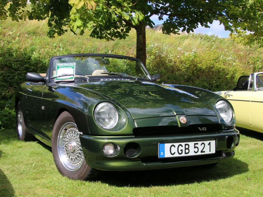 En MG RV-8, Modellen som var mer en slags hyllning till MGB än en tilltänkt modern variant på temat. Presenterad 1992, trettio år efter originalet och byggdes i en upplaga på 2000 bilar.