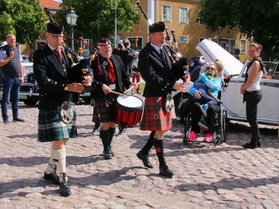 Besökare hälsades välkomna med säckpipeorkester.