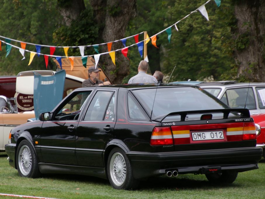 SAAB:S prestigemaskin 9000 Talladega, en specialvariant där man tog vanliga Turbo 16 bilar till Nyköping för extra piff och styling. Officiellt gjordes 152 stycken där men historiken runt Talladegorna är något luddig.