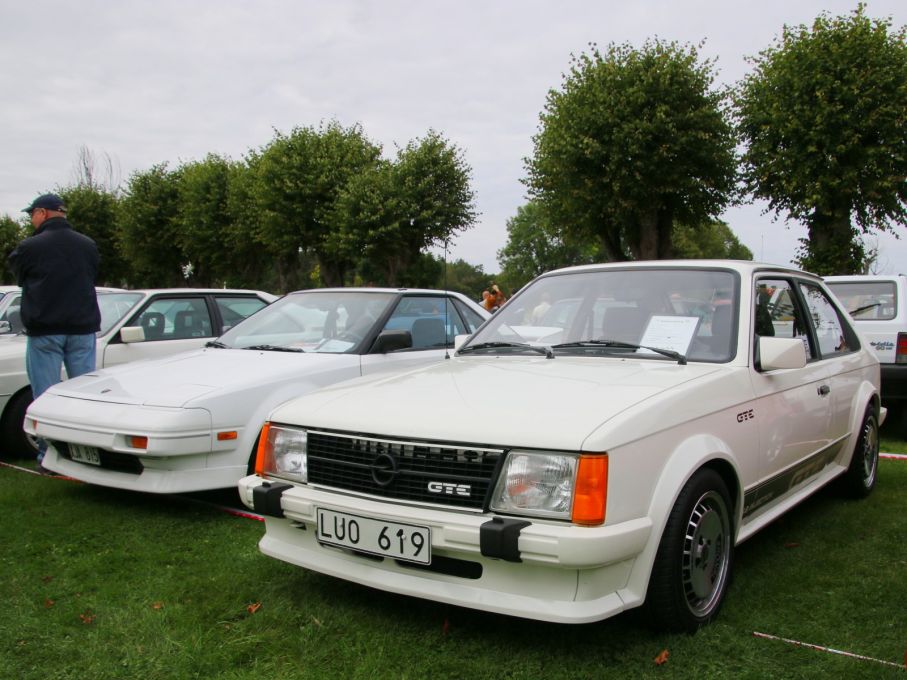 Opel Kadett GTE 198 i vit skrud.