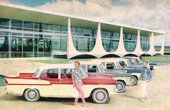 Nya bilar presnteras i en helt ny stad. 1959 började man tillverka Simca Vedette i Brasilien, och här står de nybyggda bilarna uppställda i den helt nybyggda huvudstaden Brasilia, som ännu inte var officiellt invigd.