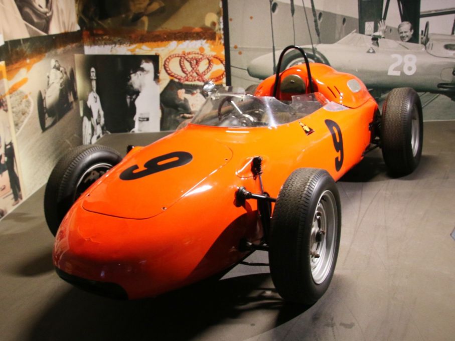 Porsches formelbilar var ombyggda 718 spyders och blev mycket framgångsrika i formel 2. 1961 kom enregeländring som gjorde att 718 kunde köra i Formel 1 också. Joachim Bonnier, Hans Herrman och Dan Guerney körde för Porsches stall. Den här bilen tillhörde privatföraren Carel Godin de Beaufort.
