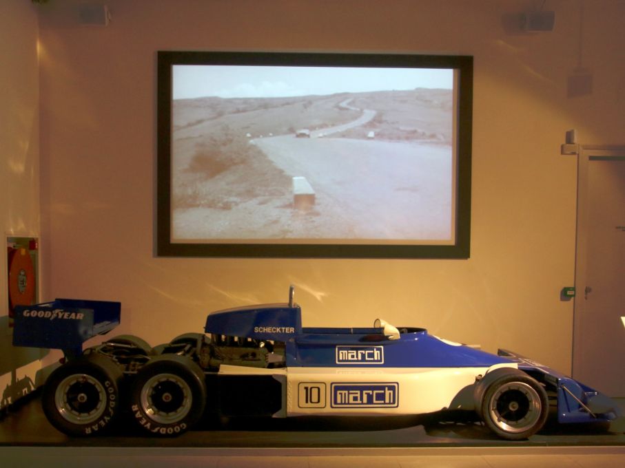 På sjuttiotalet var det fortfarande fritt fram att experimentera i formel 1. Tyrell tog fram en F1 bil med dubbla framhjul som inte fungerade som det var tänkt. March kontrade 1976 med dubbla bakhjul vilket givetvis heller inte fungerade och bilen kom inte till start. March drog sig ur F1 cirkusen säsongen 1977 istället.
