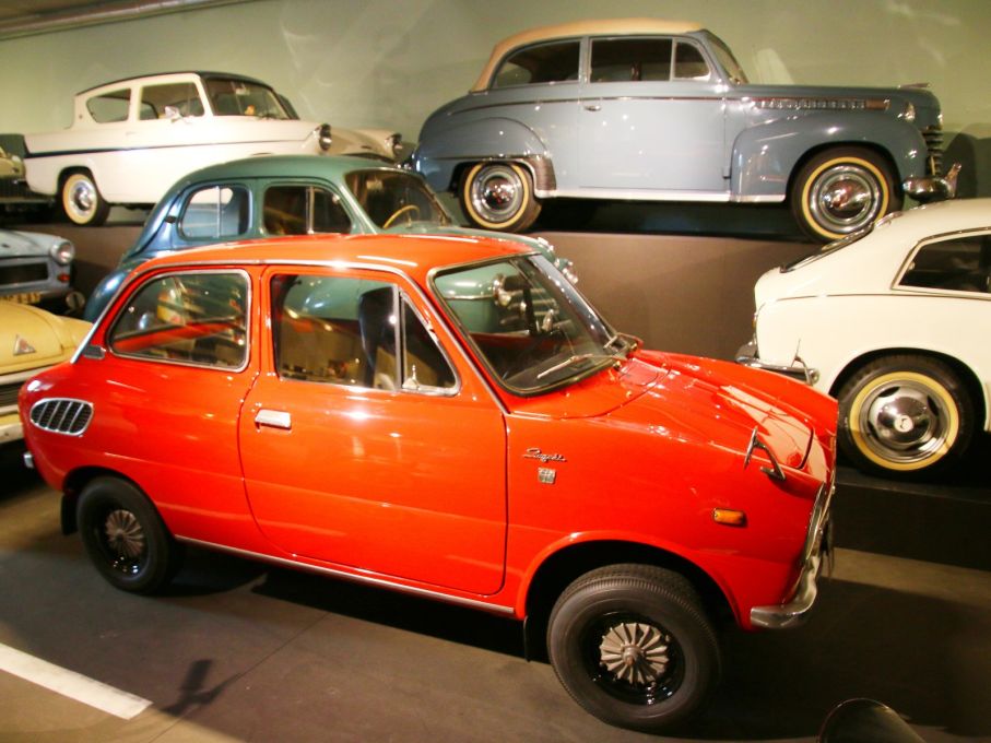 Främst i småbilshyllan en Suzuki Fronte 1970.
