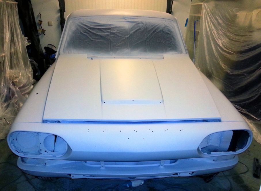 Så är bilen slipad, tvättad och ett första varv med primer pålagt. Nu skall vi se hur det blir att lacka på riktigt i ett vanligt garage.