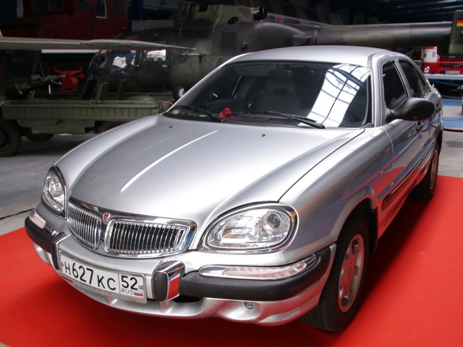 I rakt nerstigande led från Volga M21 ser vi den märkliga Volga 3111. En helrysk lyxbil som visades 1998, kom i produktion runt 2001 och lades ner kort därefter. Det var tänkt att vara en konkurrent till BMW 5-serie, Mercedes och den ligan. Men de ryssar som hade råd med detta valde ändå Mercedes, BMW eller AUdi framför Volgan. Modell 3111 kom att byggas i bara drygt 400 exemplar.