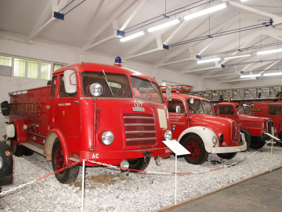En avdelning är vikt åt brandförvaret i trakten och här står Både Magirus Deutz och IFA-bilar i rött.