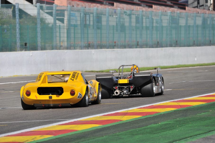 Chevron B8 i hasorna på Lola T212
