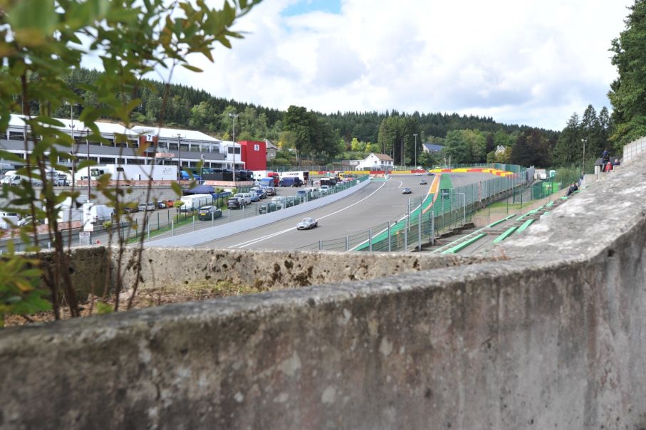 Spa är fantastiskt! Utsikt från läktarplats över gamla startrakan