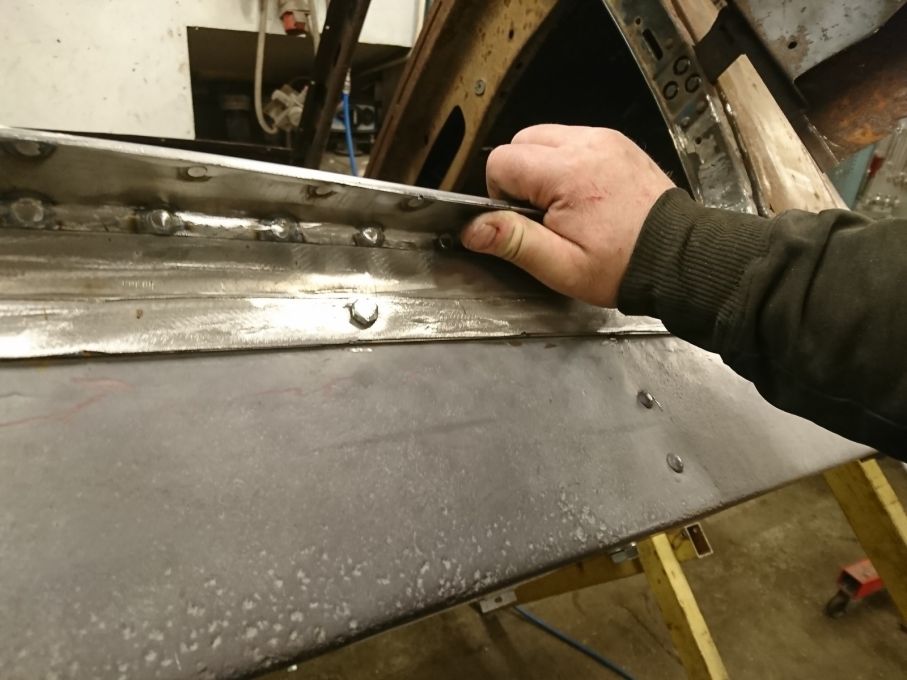 Så stark kanten blev, så här skulle det varit gjort från början. Nu återstår själva sparklådan, men nu har jag en hundra passande kant mot karossen i längsled. Får sova på saken hur jag löser så den får rätt form i lod för nu är jag nöjd i verkstan för i kväll.