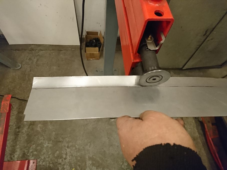 Det är ju den enklaste sak i världen att göra böjda bockar i sick och falsen och i kombo med krymp- och sträck kan jag även behålla plåtens planhet. Det enda som begränsar mig här är underhjulets djup eftersom jag vill köra mot hjulets inre kant.