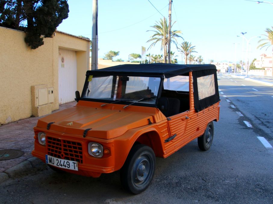 En Citroën Mehari står långtidsparkerad i Puerto de Mazzaron