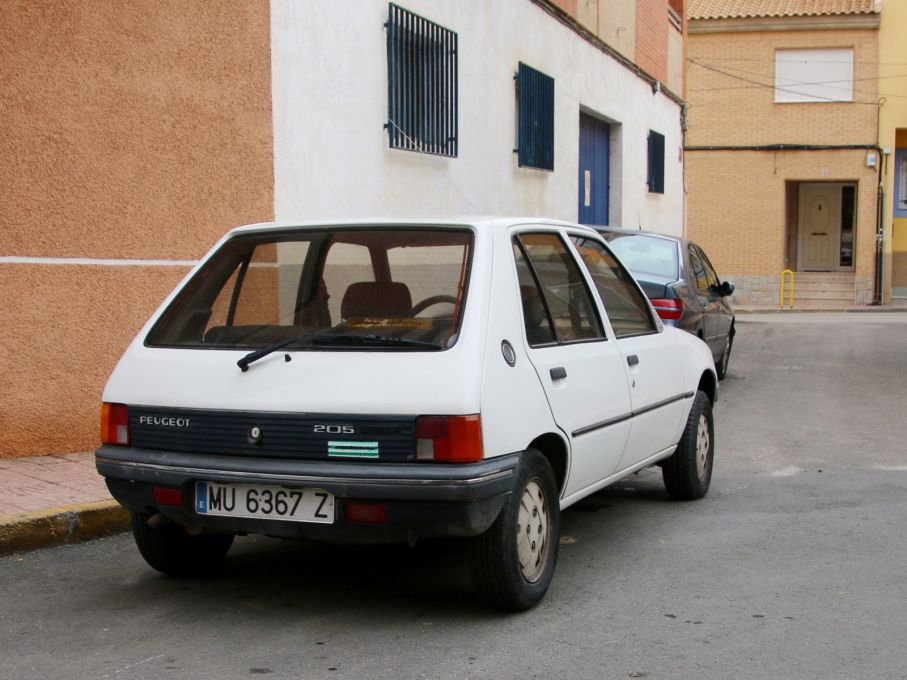 Någonting det finns rätt gott om i den här delen är gamla Peugeot 205:or. En hel del går som bruksbilar och verkar vara vid god vigör.