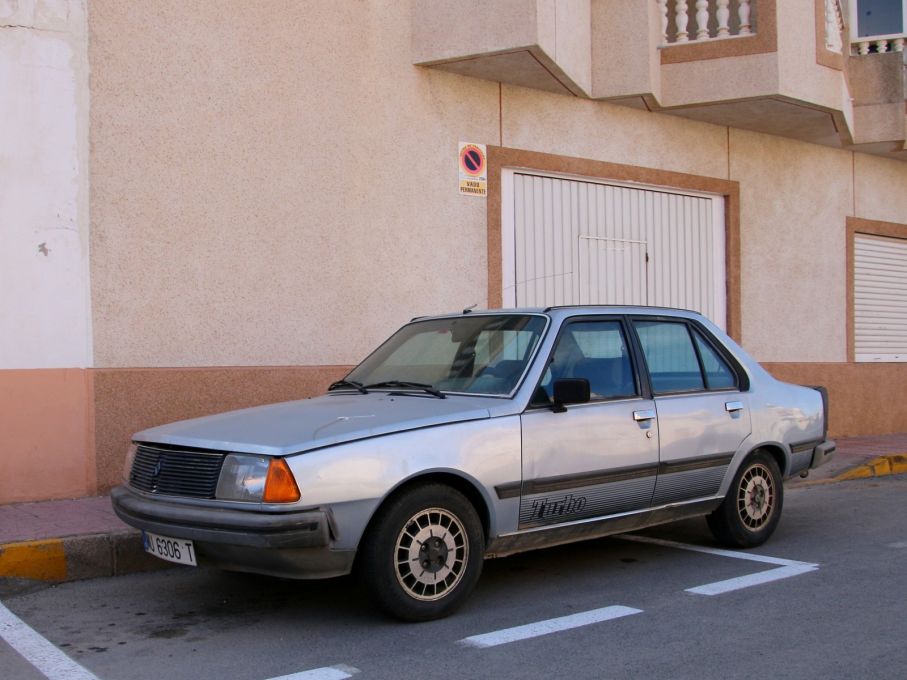 Renault 19 Turbo såldes aldrig i Sverige. Den här har klarat sig förvånasvärt väl. En ett år gammal bil kan se värre ut än såhär på gatan.