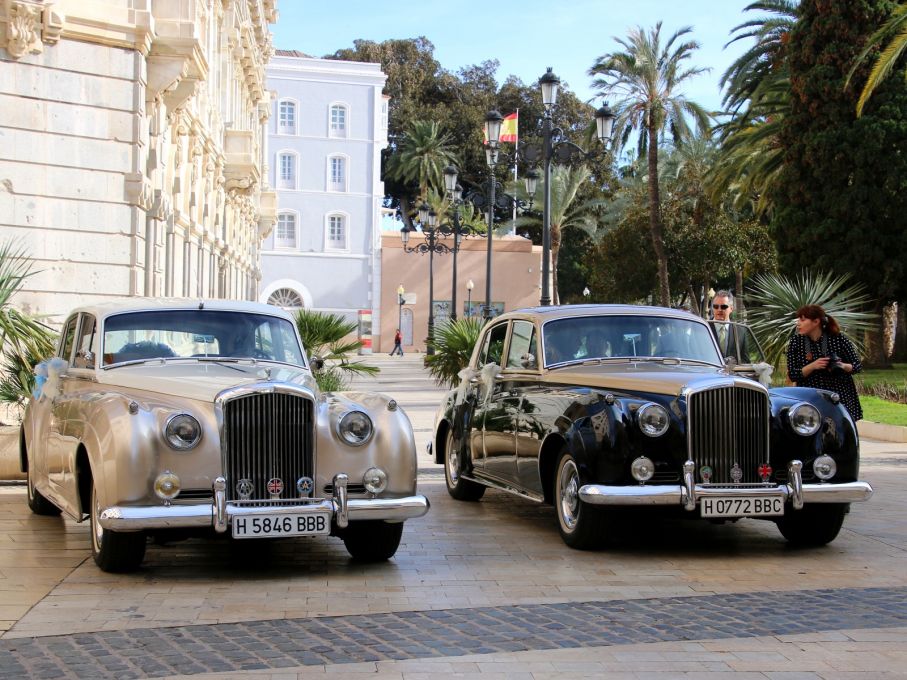 Två vackra Bentleys uppradade i Cartagena. Det är en S1 och S2, vad som skiljer är att ettan har raksexa medan S2 fick den nya V8:an 1959.