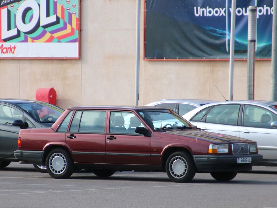 Ovanlig bil i Spanien, finfin Volvo 740 siktad i Cartagena