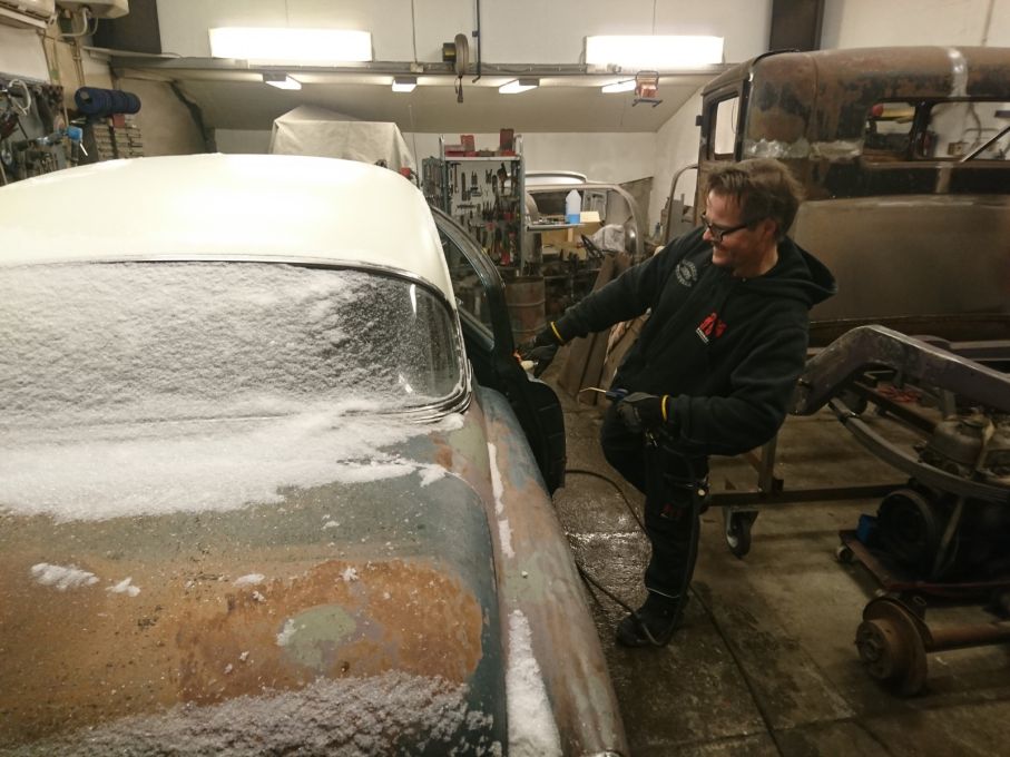 Inte nog med det blir blött på golvet. Förutsättningarna för vettigt maskeringsjobb sjunker drastiskt med snöiga kalla objekt. Det blir mycket kaffe under tiden snö, vatten och kyla försvinner.