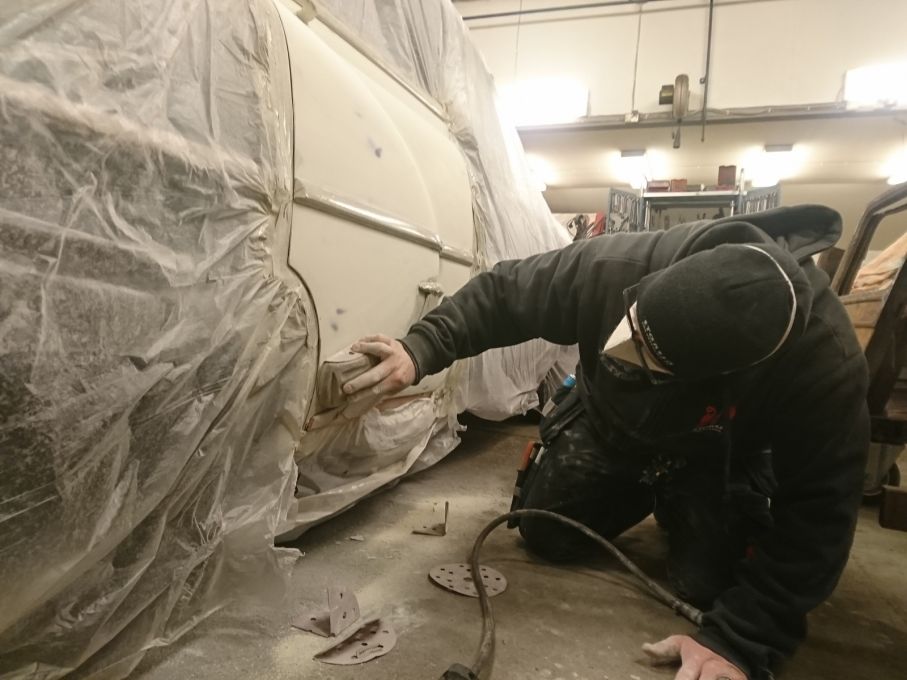 Det var ett jävla slitgöra rent utsagt. Tilltaget att lägga epoxygrund i tjocka lager istället för slipgrund skulle fasen bötfällas så man lär sig. Framförallt när tjocka rinningar ska klossas ner med 400 papper.