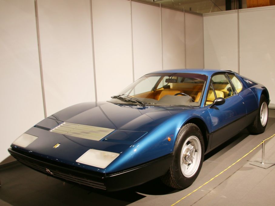 Andelen röda intalienska sportbilar var i minoritet på mässan. Denna 265GT/4 Berlinetta Boxer var snyggt blåmetallic.