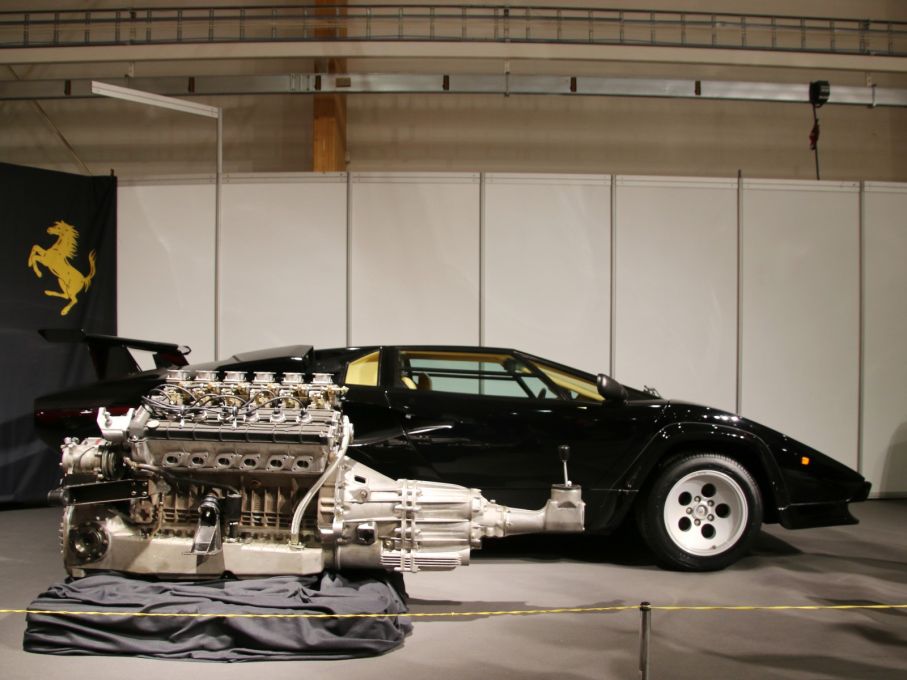 Countach, med det massiva drivpaketet. Man satte inte en motor i en bil, man byggde byggde en bil runt motorn.