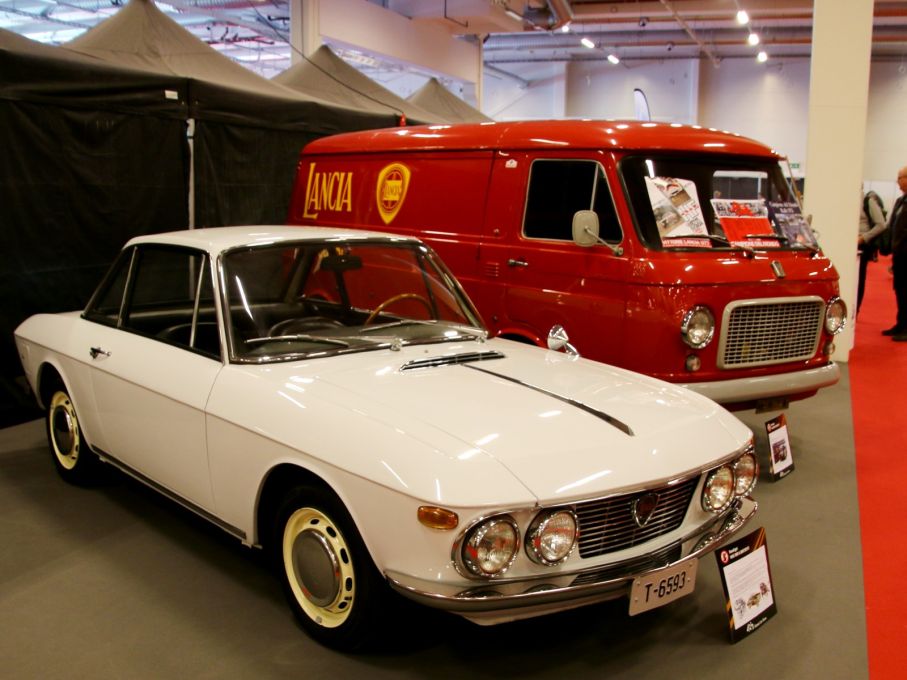 Lancia Fulvia, servicebilen i bakgrunden är en Fait 238T