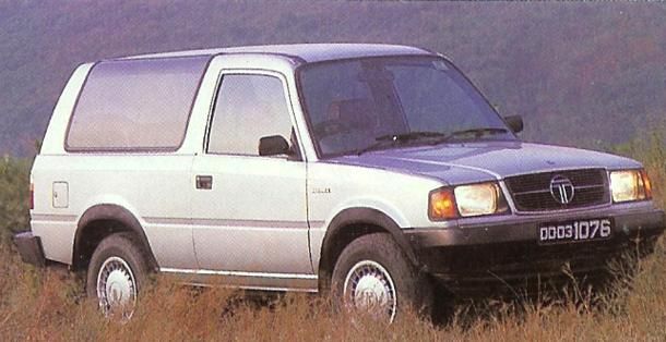 Och avslutningsvis åker vi till Indien, Tata Sierra presenterades 1991 och har sålts i blygsam skala i Europa, främst Spanien. Men här fick den heta Tata Telcosport. Tata Sierra gjordes fram till 2000.