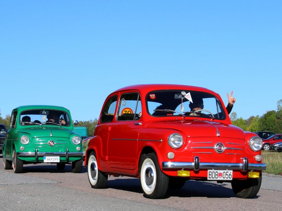 Smått och färgglatt, Fiat 600. Eller är det en Zastava?