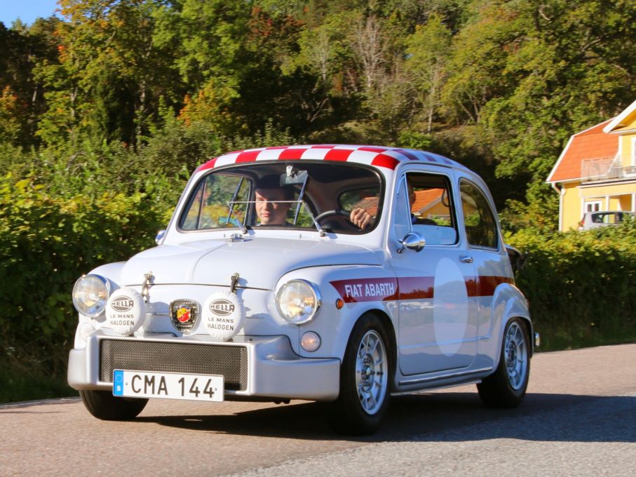 Fiat i lite brutalare Abarthkostym, två stycken som hittade till Skokloster!