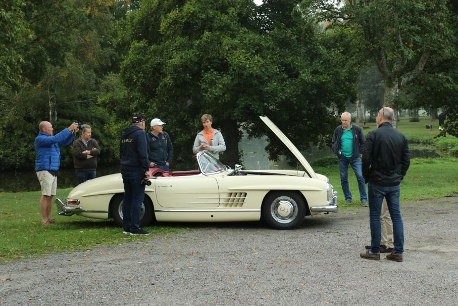Kommer man sin Mercedes-Benz 300 SL till Frukostklubben får man vara beredd på att prata en del!